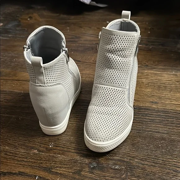 CCOCCI Gray Wedged Ankle Booties - Picture 2 of 4